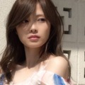 乃木坂46・白石麻衣が夏服姿でリラックスした表情披露