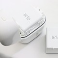 「Arlo Pro」の大きな改善点といえるのが、乾電池から専用Li-ionバッテリーへの変更。電池寿命に関しては、乾電池とそれほど変化はなく、2か月～半年（使用環境による）となるそうだ（撮影：防犯システム取材班）