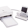 オリンパス、デジカメを専用クレードルに置くだけで保存・印刷できる 画像