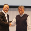 握手を交わすKDDIの田中孝司氏とグーグルのSteve Chen氏