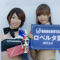 『AIR RACE QUEENS 2017 by ROBERUTA』でグランプリの清瀬まちさん（左）とロベルタ賞の林紗久羅さん（2017年6月4日）