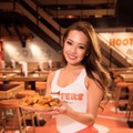 現役HOOTERSガールのトップに初の日本人