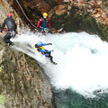 滝や川の流れに乗って身体一つで渓谷を下るキャニオニング