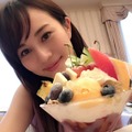 比嘉愛未、大きなパフェとの写真公開！ファン「彼女とデートなう」に使っていい？