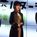 馬主を意識したフォーマルな衣装で登場した小嶋陽菜