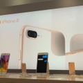 ソフトバンク銀座の店内には、22日よりiPhone 8、iPhone 8 Plusの複数の実機を用意。自由に手にとって触れるようになっている