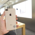 ソフトバンク銀座の店内には、22日よりiPhone 8、iPhone 8 Plusの複数の実機を用意。自由に手にとって触れるようになっている