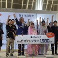 iPhone 8/8Plusを予約していた一般のお客さんとともに発売を祝った