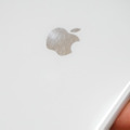 ロゴの部分は最も指紋などが見えやすい。一瞬キズがついてしまったのかと慌てたが、拭いたら取れた。ひやひやさせるぞ、iPhone 8