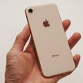 iPhone 8/ゴールドのリアパネル。ミルクティのような淡い色合いが特徴