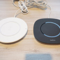 右が5W対応の「Boost↑Up Qi Wireless Charging Pad」