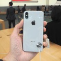 「iPhone X」。こちらはシルバー