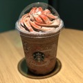 金粉入りのラズベリーパウダーが鮮やかすぎ！スタバの「クリスマス ラズベリー モカ フラペチーノ」を食べてきた