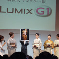 新キャラクターに起用された女優・樋口可南子さん（右から3人目）と女流一眼隊