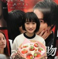 山崎賢人が“いちごポーズ”！『トドメの接吻』出演女優の晴れ着姿も