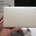 持ち運びやすい約8.0インチの「Qua tab QZ8」。鮮やかなカラバリで展開する