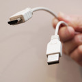 ソース機器とはHDMIで接続、USBケーブルで電源を供給する