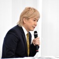 不倫報道について会見をする小室哲哉