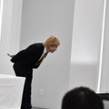 不倫報道について会見をする小室哲哉