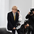 不倫報道について会見をする小室哲哉