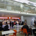 思った以上に明るく活況を呈していたシェレメーチェボ空港・ターミナルDのカフェスペースで試してみた