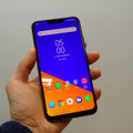 ASUSのZenFone 5。トップの切り欠きがiPhone Xとよく似ている