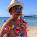 バナナマン日村、ハワイの海岸でローション＆お花まみれに