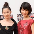 河北麻友子、剛力彩芽【写真：竹内みちまろ】