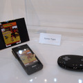 　CEATEC JAPAN 2008のドコモブースでは、プロジェクターを内蔵した携帯電話「プロジェクターケータイ」を展示している。