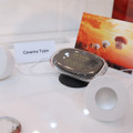 　CEATEC JAPAN 2008のドコモブースでは、プロジェクターを内蔵した携帯電話「プロジェクターケータイ」を展示している。