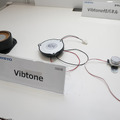 装着したボードなどが音の出るスピーカーに変わる、加振器（エキサイター）「Vibtone」シリーズ