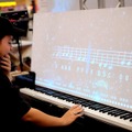 ピアノスクリーンでは、弾いた音によってグラフィックが変化する