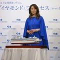 海をイメージして真っ青なドレスで登場した浅野ゆう子