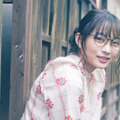 乃木坂46の鈴木絢音がメガネ美女に！春らしいワンピ＆メガネ姿を披露