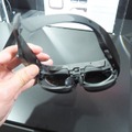 視野角は50度と広い。普段からメガネをかけている人のため、内側に度の付いたレンズを装着できる。左右のフレーム部分には700mAh×2のバッテリーを内蔵する