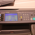 MC860dtnの5.8型タッチパネルと操作ボタン