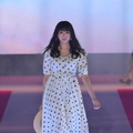 白石麻衣、シースルーワンピースで「GirlsAward 2018」に登場！