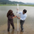 圃場では、実際に水位センサーを立てるデモもおこなわれた。水田により必要な水深は異なるので、1本ずつ設定していく