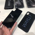 【ギフト・ショー】壁にぺったり貼り付く！ 特殊素材でできたスマホケース「WAYLLY」