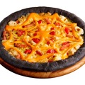 フチ黒っ！ピザハットから竹炭入りのピザ「ハロウィンブラック」が登場 画像