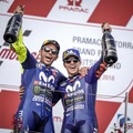 ロッシ（向かって左）とビニャーレス（MotoGP 日本GP2017）