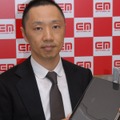 「D21WH」を挿したASUSのウルトラモバイルPC「Eee PC S101」を持つ、イー・モバイルの執行役員副社長である阿部基成氏。家電量販店ではイー・モバイルの端末とウルトラモバイルPCのセット販売が盛んに行われており、今後も積極的にすすめていく方針だ