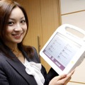 「TOUGHBOOK CF-H1」。製品を持っているのは、タレントの原理恵子さん