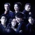 抱き合う岡田将生と黒木華……舞台『ハムレット』のダークなビジュアル公開