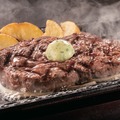 ステーキガスト、肉の日限定メニューで「塊肉」2種を焼肉で提供