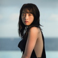 （C）『橋本環奈写真集「NATUREL」』撮影：JIMMY MING SHUM 講談社