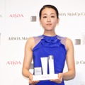 浅田真央、ボディラインくっきりの鮮やかな青ドレス姿で登場！会場からはため息！