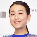 浅田真央、ボディラインくっきりの鮮やかな青ドレス姿で登場！会場からはため息！