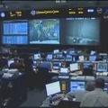 　NASA TVは、宇宙ステーションとのドッキングを解除したエンデバーの様子を中継した。軌道を飛行するシャトルの下には、地球がはっきりとうつっていた。