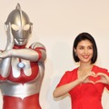 ウルトラマンと橋本マナミ【撮影：浜瀬将樹】